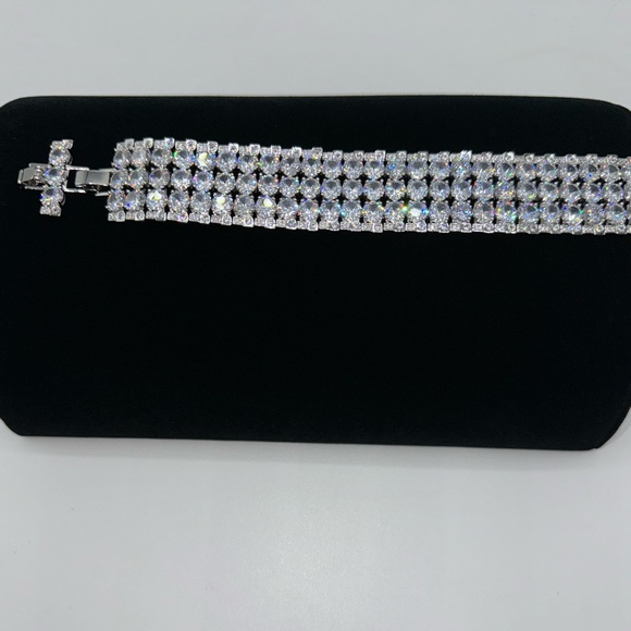 58ct Cuff Bracelet - Picture 8 of 12